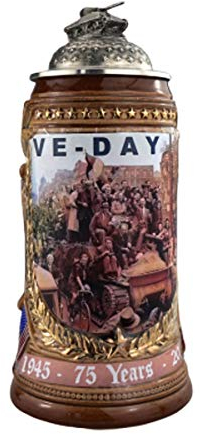 KING Bierkrug 75 Jahre Ende des 2. Weltkrieges, 0,75 Liter Bierseidel mit Befreiungsmotiven, Goldbemalung, Deckel mit Sherman-Panzer Zinnfigur