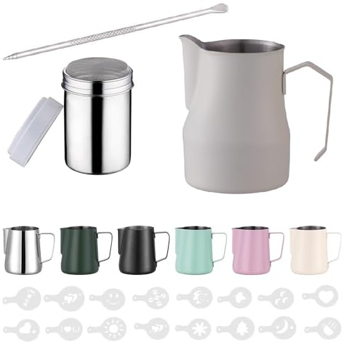 Zuquik 750ml Milchkännchen Edelstahl, Milchkanne mit Messung Mark 24oz | Milchschaumkännchen mit Kakaostreuer, 16 Latte Art Schablonen & Pen für Cappuccino und Espresso, Milchweiß