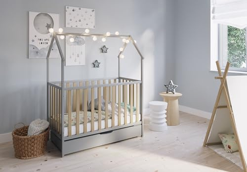 FabiMax Schlafmütze 120x60, Babybett in Hausoptik, 3-Fach Höhenverstellbar, Umbaubar zum Juniorbett (Matratze Comfort/mit Schublade, grau/Natur, 120x60 cm)