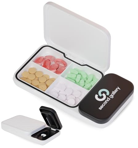 Pastillero Diario y Semanal Pequeño 4 Tomas con Partidor y Cortador de Pastillas | Pastillero de Viaje Portátil Organizador de Medicación Compacto para Vitaminas y Suplementos | DAP (Midnight Steel)