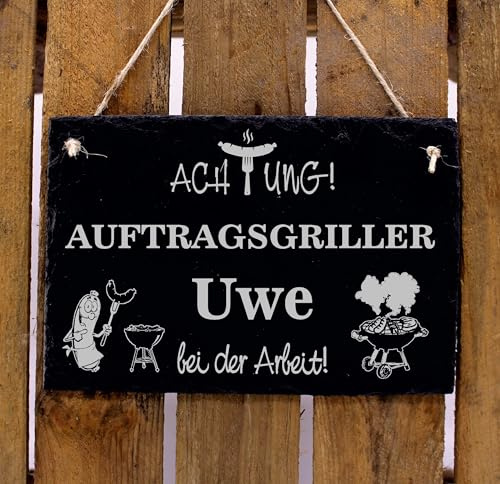 Dekolando Auftragsgriller bei der Arbeit - Schild für Griller mit Namen personalisiert Schiefer Gravur BBQ grillen Geschenk Vatertag Grilldeko 22 x 16 cm