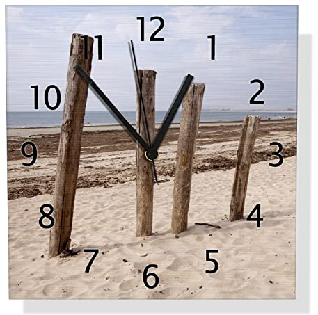 Wallario Design Wanduhr Sandstrand mit Holzpfählen am Atlantischen Ozean aus Aluverbund, Alu-Uhr Größe 30 x 30 cm, Schwarze Zeiger mit Metalloptik