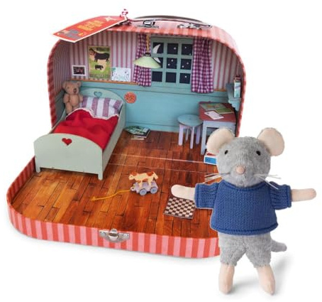 Mouse Mansion To Go – Mini Bedroom DIY Dollhouse in a Suitcase & Sam 12 CM Plush Mouse | Wooden Furniture, Handmade Bedding & Mini Teddy | Craft Kit & Play for Kids | Travel & Sleepover Friendly