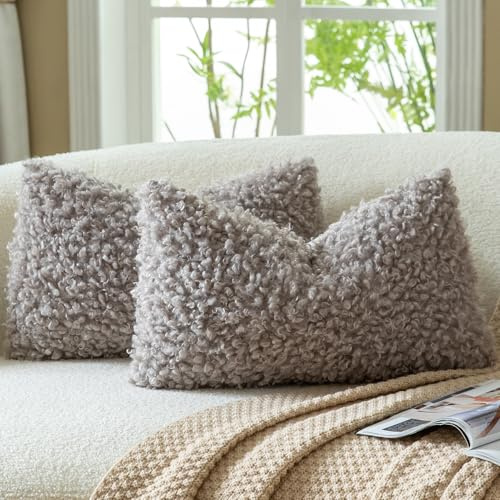 Mandioo 2er Set Kissenbezüge 30x50 cm Taupe Faux Pelz Bouclé Dekorative Sherpa Kissenbezug Dicke Flauschige Fleece Kissenhüllen Dekokissen Sofakissen Couchkissen Sessel Bett Wohnzimmer