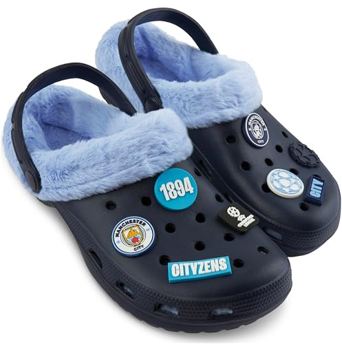 MANCHESTER CITY F.C. Clogs Boys Winter Fleece Lining & Removable Charms, Kids Teens Garden Shoes Slip On Strap, Boys Gifts (3/4 UK, Blue)