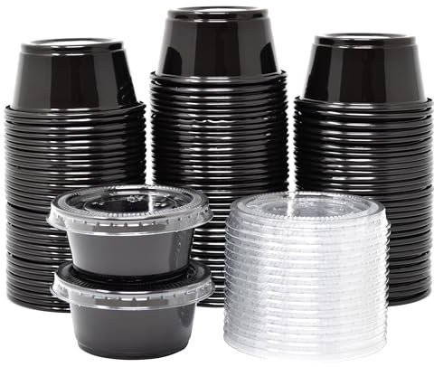 100 Sets – 60 ml schwarze Jello Schnapsbecher mit Deckel, kleine Kunststoffbehälter mit Deckel, Soßenbecher, Gewürzbecher, Einweg-Portionsbecher, Salatdressing-Behälter to go