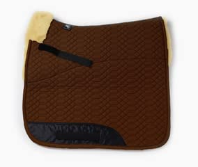 Engel Reitsport | SCHABRA1-D-MOC-MED | Schabracke | Steppstoff | Lammfell im Sattelbereich | Half Lined | Fellkranz vorne | Dressur | Stoff Mocca Fell med.