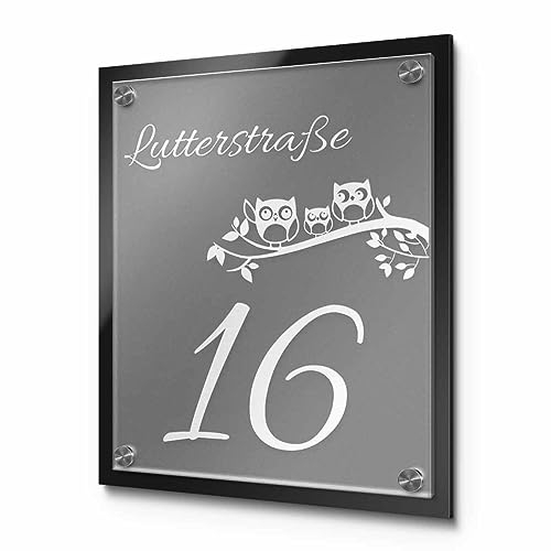 CHRISCK design Hausnummer Namensschild Schwarz Satiniert - edles Türschild in Milchglasoptik mit personalisierter Gravur und Edelstahl Abstandshaltern | Größe 22x27 cm