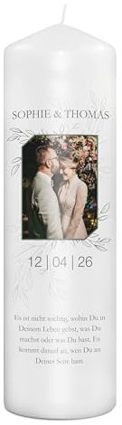 PhotoFancy® - Personalisierte Hochzeitskerze - Fotokerze mit eigenem Foto/Text bedrucken lassen - Kerze mit Hochzeits-Design: Verzauberte Liebe - 29 cm Höhe