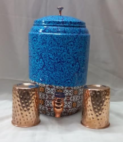 Lalit Kishori Serbatoio d'acqua realizzato a mano in puro rame con rubinetto, dispenser di design stampato, brocca per tazze con due pezzi di vetro (blu, 5000 ml)