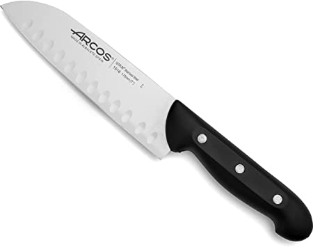 Arcos Coltello Santoku in Acciaio Inossidabile Nitrum – Coltello da Cucina Giapponese per Pesce, Carne e Verdure, Manico Ergonomico in Poliossimetilene POM, Lama da 170 mm – Nero, Serie Maitre