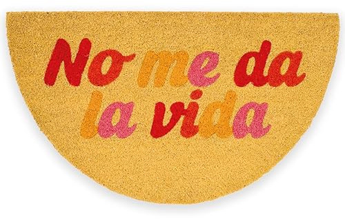 Fisura – Zerbino d’ingresso “No me da la vida” in cocco con base antiscivolo in PVC. Tappeto interno beige dipinto a mano con messaggio simpatico. Misure: 70 x 40 cm.