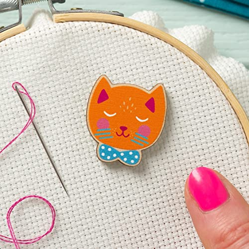 Hawthorn Handmade Cat Needle Minder für Kreuzstich, Stickerei, Näh- & Handarbeitszubehör Magnetischer Nadelhalter, Holznähzubehör zum Halten von Nadel & Faden - Katzen-Design