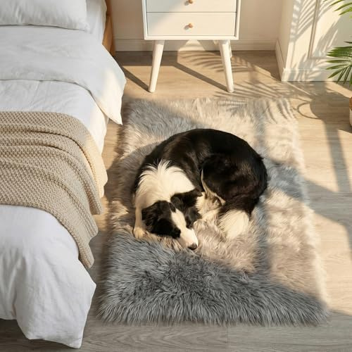 Mishukaze Plush Faux Sheepskin Bedside Rug, Machine Washable,Grau,90x150 | Ultra-soft, fluffy faux sheepskin pile for bedrooms and living rooms; machine washable for easy care and ideal beside beds