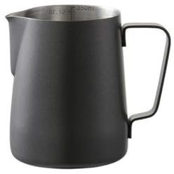 WENYOG Pot à Lait Pichet à Mousse de Lait en Acier Inoxydable, 350/600ml, Bouche en V, pichet à Lait en Mousse, ustensiles à café, Pot à Bulles de Lait Artisanal Barista, Café Familial(350ML Black)
