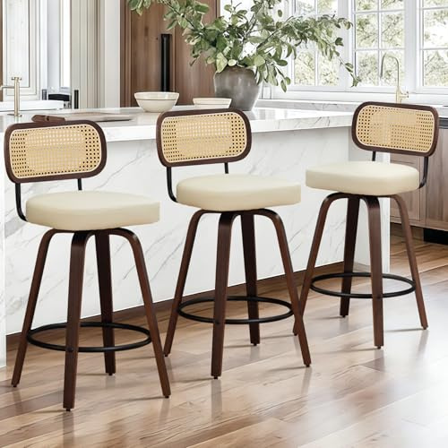 SoarFlash Drehbarer Barsessel 3er-Set, 65 cm Sitzhöhe, Walnussholzbeine & Rattan Rückenlehne, PU Leder Sitz & Metall Tritt, Moderner Hocker für Kücheninsel & Esszimmer, Cremeweiß
