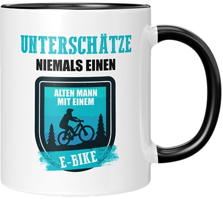 TassenTicker - Unterschätze niemals einen alten Mann auf einem E-Bike - Elektrofahrrad - Geburtstagsgeschenk - Kaffeetasse - Geschenkidee - Tasse - lustig - Geschenk - 330ml (Schwarz)