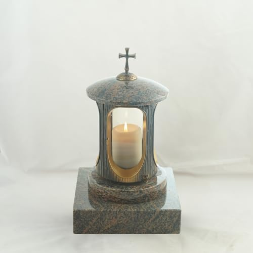 designgrab grablampa med granit sockel 20 x 20 x 5 cm, tillverkad av mässingfärgat aluminium i antik optik med kors och granit Gneis Halmstad/Barap/Hollandia