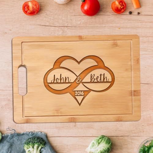 Planche à découper en bois personnalisée – Cadeau de charcuterie gravé personnalisé pour couples, parents, mariage, anniversaire, fiançailles, Noël ou pendaison de crémaillère