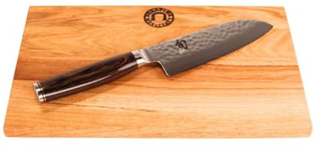 Kai Shun Tim Mälzer Santoku Messer 14 cm Damaststahl TDM 1727 + Schneidebrett Eiche 30x20cm – ultrascharfes kleines Kochmesser mit Walnussgriff, Profi Küchenmesser Set