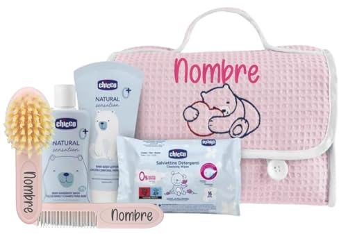 Mababyshop Neceser Bebé Personalizado, Regalo Bebé Set Aseo (Rosa) | Neceser de piqué de algodón con interior impermeable y nombre bordado; set de aseo con gel, hidratante, cepillo y peine.