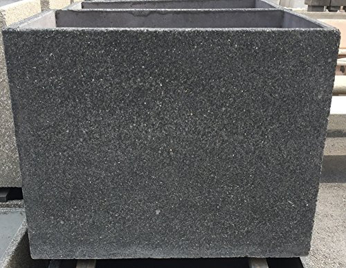 ARTISTICA GRANILLO Jardinière en béton, vases, inertes à vue 75 x 50 H 63 cm.