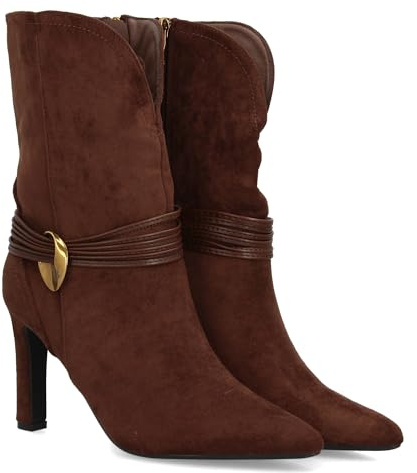 97522 Botin de mujer con cana media con corte curvado, que estiliza la pierna. Tiras decorativas entrecruzadas con aplique metalico en el lateral, tacon alto fino y cierre de cremallera. Cafe Talla 38