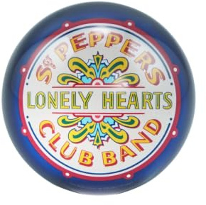Half Moon Bay Sgt Peppers PWBTS03 - Fermacarte da scrivania in vetro multicolore con cuori solitari dei Beatles, 6,9 x 3,2 cm