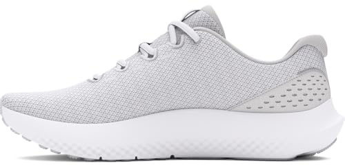 Under Armour UA W Charged Surge 4 Deportivas de mujer, ligeras y transpirables zapatillas para correr, color blanco/neblina distante/plateado metálico