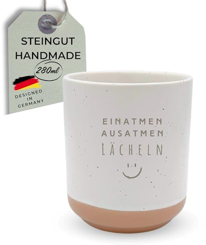 HerzHolzPapier® Steingut-Becher 'EINATMEN AUSATMEN LÄCHELN' – 280 ml – Handgefertigte Keramik Kaffeebecher Teebecher – Spülmaschinen- & Mikrowellenfest – Rustikales Design in Sprenkeloptik