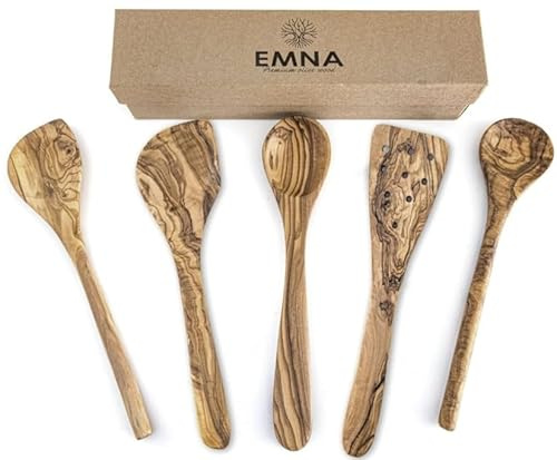 EMNA Set Utensili Cucina in Legno d’Ulivo – 5 Pezzi Fatti a Mano – Cucchiaio, Spatola, Mestolo e Salatiera – Antibatterico, Naturale e Durevole – Confezione Regalo con Certificato – Idea Regalo Natale