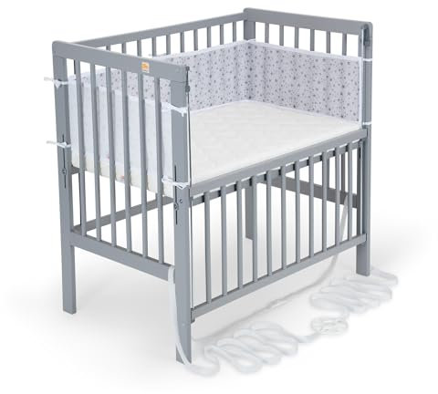FabiMax Baby Beistellbett Flex mit innovativem Seitengitter für Boxspringbett, inkl. Matratze und Nestchen aus Netzstoff, Buche massiv grau, Air/graue Sterne auf weiß