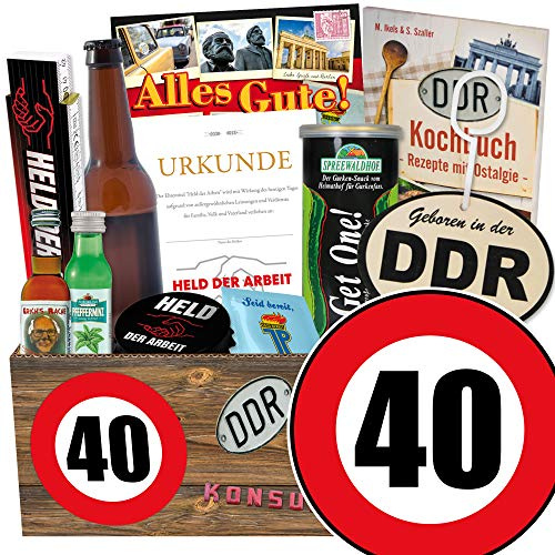 Ostprodukte Geschenkset - DDR Präsente Box zum 40. Geburtstag für Männer | Großes Ostpaket mit Bier, Kochbuch, Likör und Urkunde. Ideal für echte Ossis und Wessi mit Ostalgie in edler Geschenkbox.