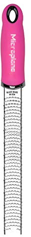 Microplane Zester Küchenreibe in NEON Pink für Zitrusfrüchte, Hartkäse, Ingwer, Schokolade & Muskatnuss mit feiner Edelstahlklinge - Made in USA