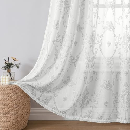Vita jacquardgardiner med rosettmönster, 2-pack, 132 x 213 cm per gardin | Polyester med 4 cm öljetter; mjukt ljusinsläpp och lätt insynsdämpning dagtid; golvnära modell för vardagsrum