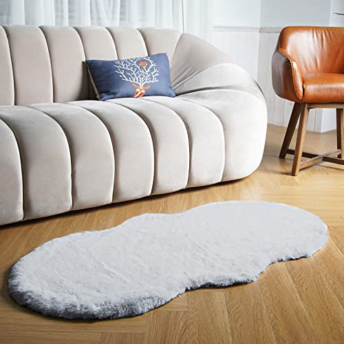 Latepis Tapis Gris Doux 60x120 cm Descente de Lit Chambre Tapis Salon Fausse Fourrure Moelleux Lavable Poil Ras