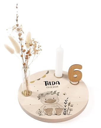 Nord-Kind® Geburtstagsteller personalisiert – Gans 2 | Personalisiert aus Buchenholz, inkl. Kerze, Vase, Zahlen und Haltern; 20 cm.