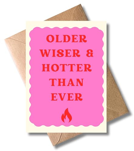 WBdesignz Geburtstagskarte „Older, Wiser & Hotter Than Ever“ mit Umschlag – lustige Karte für Freundinnen, Frauen, Kolleginnen – pink & retro - Flamme (DIN A6)