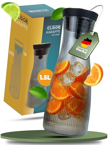 CLIDOR Wasserkaraffe mit Deckel - 1,5 L, edler Rauchglas Stil, Tropffreie Glaskaraffe mit Deckel, Eleganter Wasserkrug mit feiner Filterung, Ideal für Fruchtwasser, Säfte, Infused Water (1500ml)