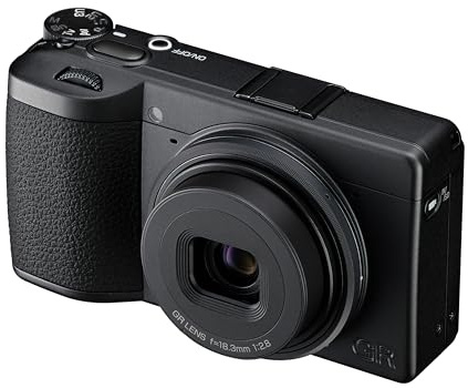 RICOH GR IV Monochrome mit speziellem CMOS-Bildsensor, der ausschließlich für die Schwarzweißfotografie entwickelt wurde. NEUER 25,74-MP-CMOS-Sensor im APS-C-Format, NEUER GR ENGINE 7, NEUES 28-mm-f2,