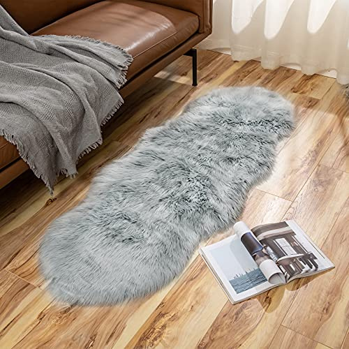 MIULEE Faux Fell Teppich Bodenmatte Flauschig Weiche Warm Modern Vorleger Kunstfell Dekofell Bettvorleger Wolle Longhair Optik Gemütliches Matte für Wohnzimmer Schlafzimmer 60x160 cm Grau
