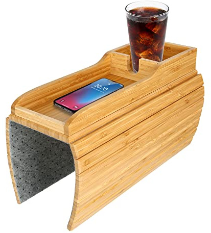 IGTOPS Upgrade-Sofatablett, Rutschfestes Armlehnen Tablett, Couch Tablett aus Bambus, Sofa Armablage Tisch, Couch Getränkehalter mit Anti-Rutsch Kork Pad, Organizer & Couch Ablage (Log-Farbe)