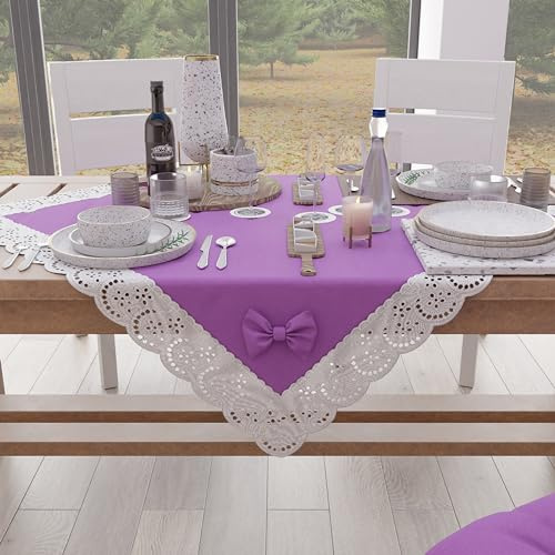 PETTI Artigiani Italiani - Centrotavola Elegante di Cotone per Tavolo Cucina, Soggiorno Sala da Pranzo, Centro Tavola in Tinta Unita con Balza in Pizzo Sangallo e Fiocchi, Lilla 95x95 cm