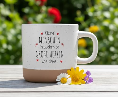 Keramiktasse mit Spruch „Kleine Menschen brauchen so große Herzen wie deins“ – 360 ml – Geschenk für Erzieherin, Lehrerin oder Mama – spülmaschinenfest & mikrowellengeeignet (Kleine Menschen)