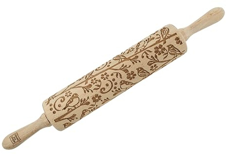 MoodForWood Teigroller aus Holz, Gravierte Holzrolle mit Wunschname auf Griff, Roller mit Muster für Teig, Kuchen & Backwaren, Nudelholz für Müheloses Ausrollen, Ø 6 cm x 43 cm, Frühling