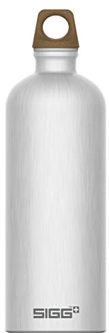 SIGG – drickflaska i aluminium – Traveller MyPlanet Path – klimatneutral certifierad – lämplig för kolsyrade drycker – läckagesäker – fjäderlätt – BPA-fri – utomhus och yoga – matt aluminium – 1 l