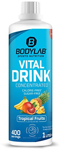 Bodylab24 Vital Drink Concentrated Tropical 1000ml, Getränkekonzentrat zuckerfrei, Zero Sirup, mit Vitaminen und L-Carnitin, Sportgetränk mit wenig Kalorien