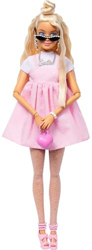Barbie - Bambola Deluxe Style n.3, con capelli biondi in uno chignon e abito Barbiecore rosa pastello, accessori come fiocco oversize e calze a rete inclusi, giocattolo per bambini, 4+ anni, HYV27