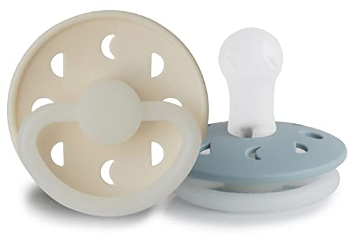 FRIGG Mondphase Silikon Nacht Leucht-Schnuller | Schnuller 2 Packung | Symmetrischer Sauger in Kirschform | BPA-frei | Hergestellt in Dänemark | (Stone Blue Night/Cream Night, Größe 1 (0-6 Monate))