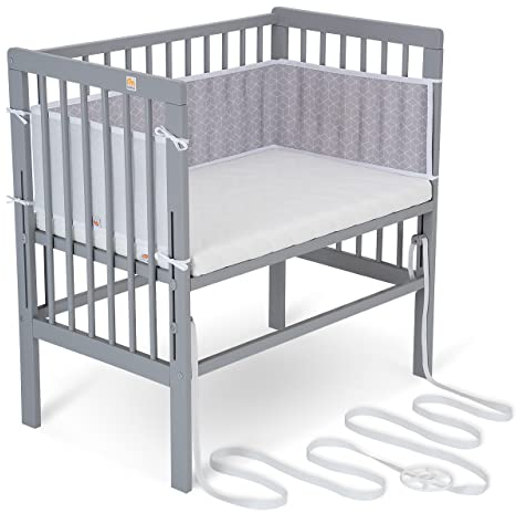 FabiMax Baby Beistellbett für Boxspringbetten, stufenlos höhenverstellbar, Buchenholz massiv, grau lackiert (Matratze Comfort, graue Würfel)